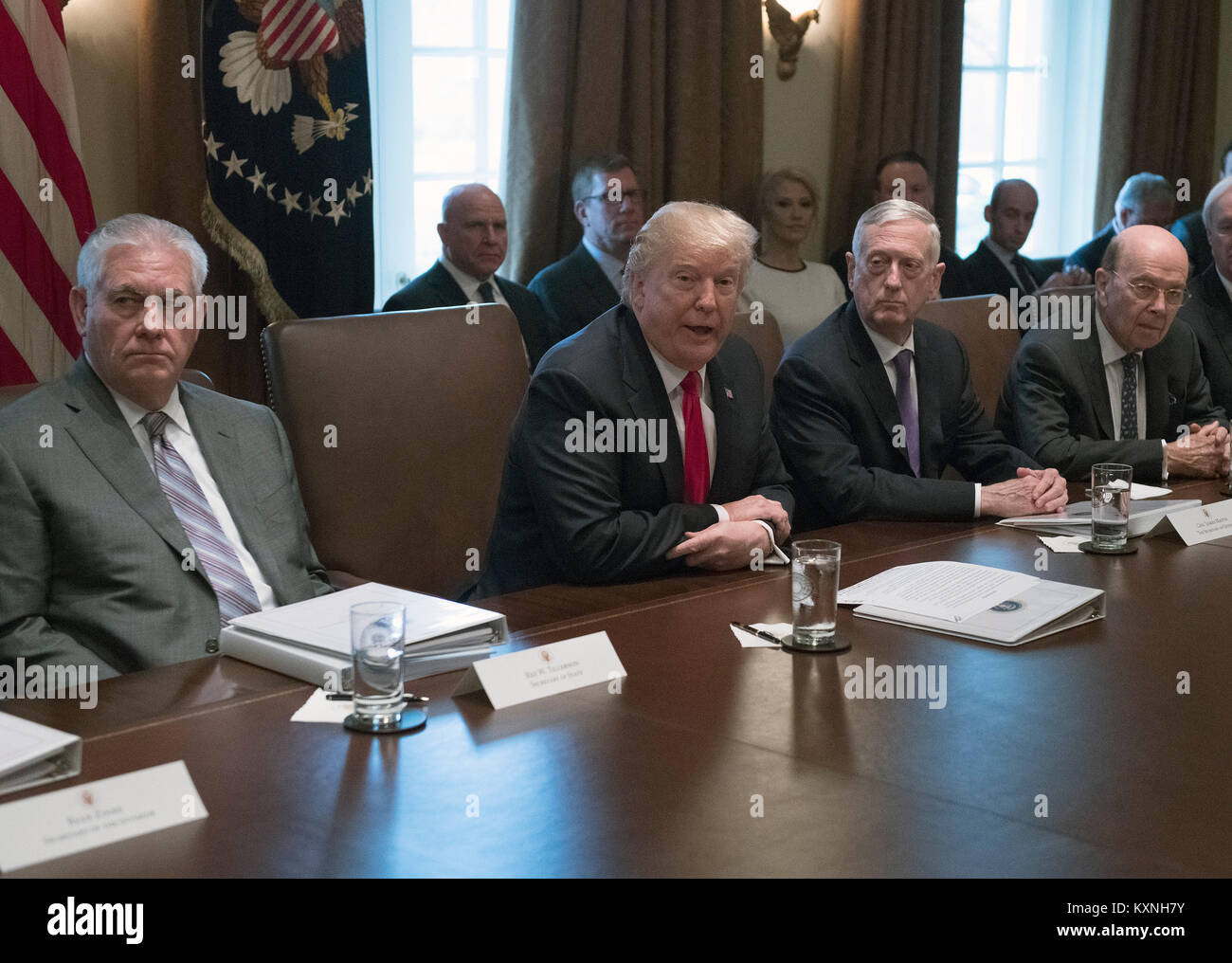 Präsidenten der Vereinigten Staaten Donald J. Trumpf wird das Öffnen von Erläuterungen, wie er einer Kabinettssitzung im Schaltschrank des Weißen Hauses in Washington, DC am Mittwoch, 10. Januar 2018 hält. Im Bild von links nach rechts: US-Außenministerin Rex Tillerson, Präsident Trumpf; US-Verteidigungsminister Jim Mattis; und US-Handelsminister Wilbur Ross. Credit: Ron Sachs/Pool über CNP · KEINE LEITUNG SERVICE · Foto: Ron Sachs/konsolidierte News Fotos/Ron Sachs-Pool über CNP Stockfoto