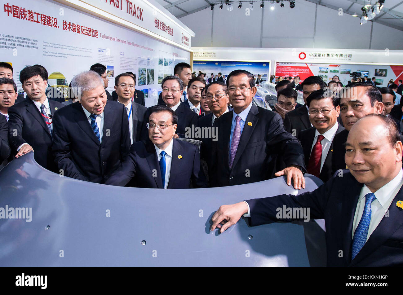 Phnom Penh, Kambodscha. 10 Jan, 2018. Chinesische Ministerpräsident Li Keqiang, kambodschanischen Premierminister Samdech Hun Sen, Techo Lao Premierminister Thongloun Sisoulith, thailändische Premierminister Prayut Chan-o-cha, der vietnamesische Premierminister Nguyen Xuan Phuc und Myanmar Vice President U Myint Swe, besuchen Sie eine Ausstellung über Lancang-Mekong Zusammenarbeit Ergebnisse in Phnom Penh, Kambodscha, Jan. 10, 2018. Credit: Li Tao/Xinhua/Alamy leben Nachrichten Stockfoto