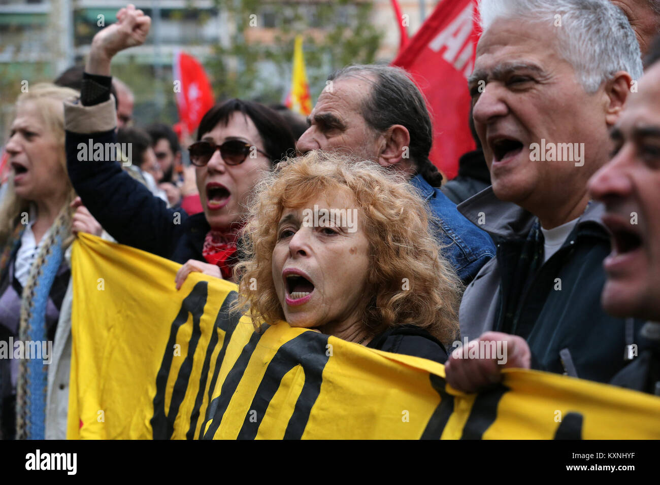 Athen, Griechenland. 10 Jan, 2018. Protesters shout Slogans bei einer Demonstration gegen die Auktionen von ausgeschlossenen Eigenschaften außerhalb ein Gericht in Athen, Griechenland, Jan. 10, 2018. Hunderte von Demonstranten belagert' Gerichte und Notarialbüros hier am Mittwoch um Auktionen von ausgeschlossenen Eigenschaften zu blockieren. Unter einem Gesetzentwurf auf den früheren Aktionen erforderlich ist Griechenland 3. Überprüfung des Programms, die im Parlament in der nächsten Woche abgestimmt wird, Auktionen von ausgeschlossenen Eigenschaften wird nur elektronisch als Februar 21 durchgeführt werden. Credit: Marios Lolos/Xinhua/Alamy leben Nachrichten Stockfoto