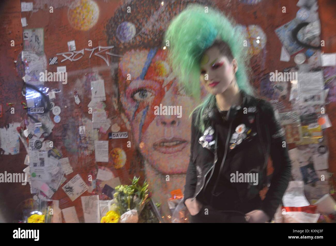 London, Großbritannien. 10 Jan, 2018. 10. Januar 19:00 Uhr David Bowie Wandbild Brixton London UK, Lüfter Hommage an die späten siger Songwriter mit einer Kerze vigil und ein SINGALONG in memorium des verstorbenen Schauspieler beleuchtet, Popstar und Sänger, die sich 2 Jahr vergangen Credit: Philip Robins/Alamy leben Nachrichten Stockfoto