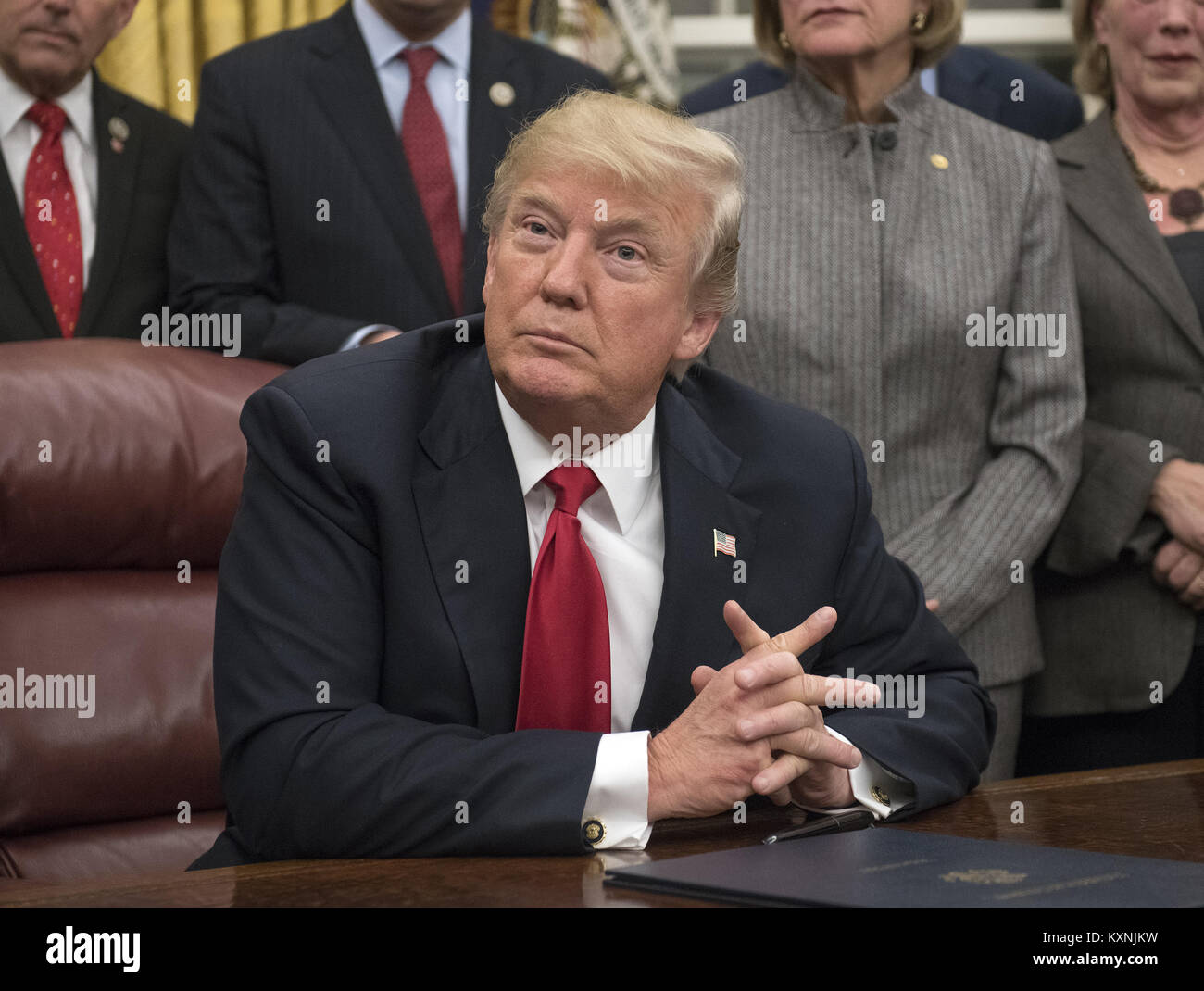 Januar 10, 2018 - Washington, District of Columbia, Vereinigte Staaten von Amerika - United States President Donald J. Trumpf macht Erläuterungen vor Unterzeichnung des überparteilichen Interdikt Act ein Gesetz der Opioide in den Vereinigten Staaten im Oval Office des Weißen Hauses in Washington, DC am Mittwoch, 10. Januar 2018 zu stoppen. Das interdikt Handeln, Zoll- und Grenzschutzbehörden Agenten mit den neuesten Screening Technologie Geräte verwendet, um unsere Grenze von illegalen Materialien, speziell Fentanyl, ein starkes Opioid, zerstört Leben über dem Land zu sichern. Credit: Ron Sachs/Po Stockfoto