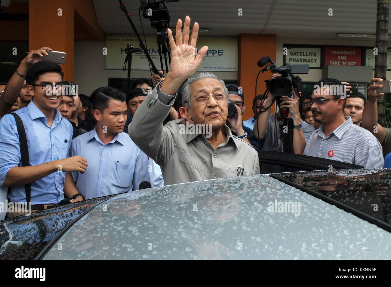 KUALA LUMPUR, Malaysia - 10. Januar: Der frühere malaysische Premierminister Mahathir Mohamed begrüßt, die das Medium nach dem vom Besuchen inhaftierte Oppositionsführer Anwar Ibrahim innerhalb des Rehabilitasi Krankenhaus in Kuala Lumpur am 10. Januar 2018 gesperrt werden. Anwar wurde für Sodomie aufgeladen und für 5 Jahre ins Gefängnis als politischer Gefangener. Anwar wurde am 8. Juni nach den kommenden Allgemeinen Wahlen freigegeben. Credit: Samsul sagte/LBA/Alamy leben Nachrichten Stockfoto