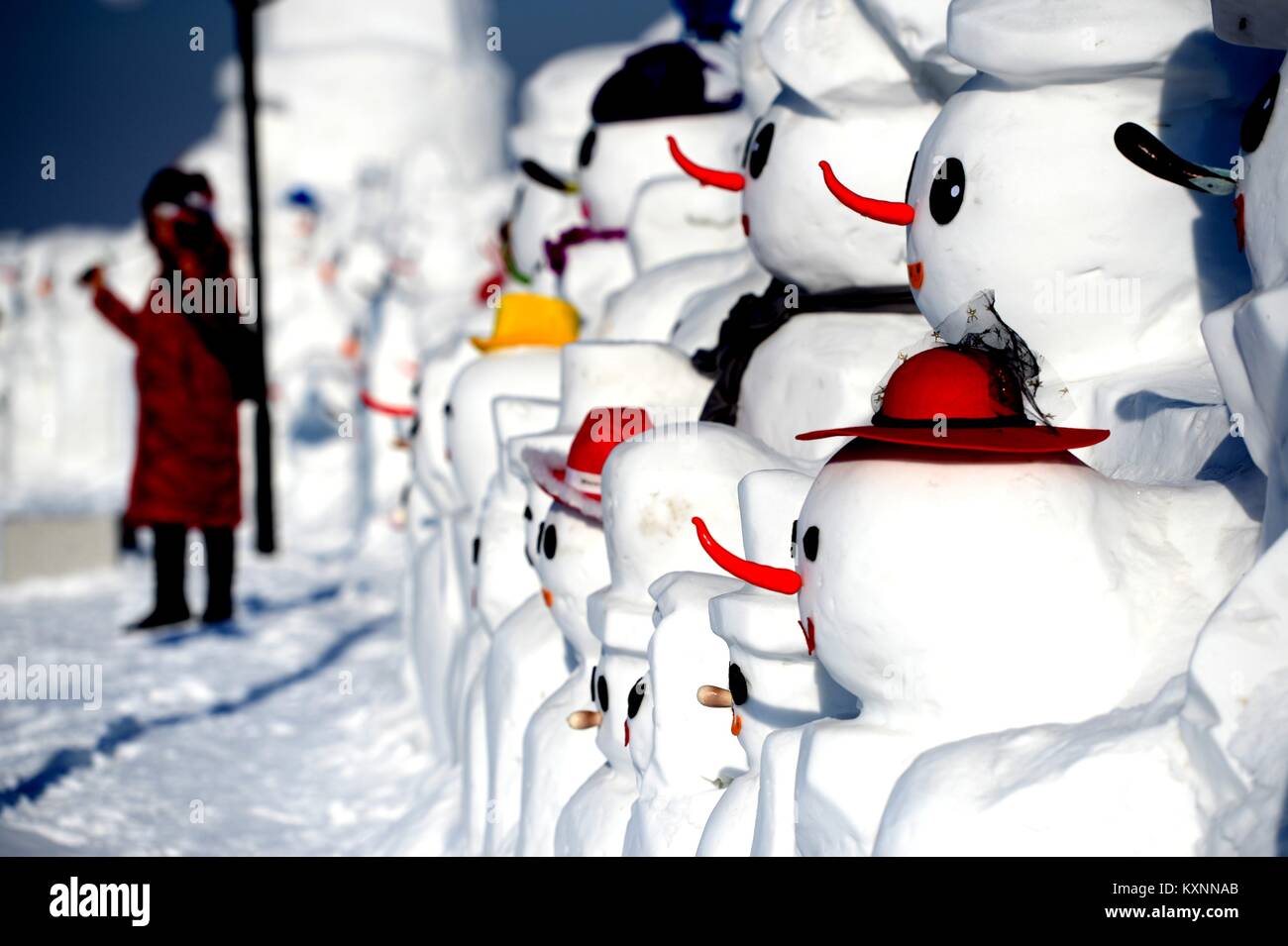 Harbin, Heilongjiang Provinz Chinas. 11 Jan, 2018. Menschen posieren für Fotos mit Schneemann Skulpturen zu einem Eis und Schnee Park in Harbin, der Hauptstadt der Provinz Heilongjiang im Nordosten Chinas, Jan. 11, 2018. Insgesamt 2.018 niedliche Schneemänner wurden hier im Jahr 2018 zu begrüßen. Credit: Wang Kai/Xinhua/Alamy leben Nachrichten Stockfoto