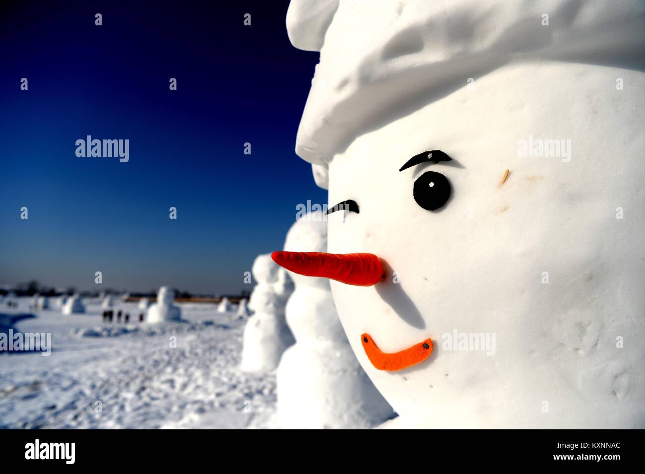 Harbin, Heilongjiang Provinz Chinas. 11 Jan, 2018. Schneemann Skulpturen sind bei einem Eis und Schnee Park in Harbin, der Hauptstadt der Provinz Heilongjiang im Nordosten Chinas, Jan. 11, 2018 gesehen. Insgesamt 2.018 niedliche Schneemänner wurden hier im Jahr 2018 zu begrüßen. Credit: Wang Kai/Xinhua/Alamy leben Nachrichten Stockfoto