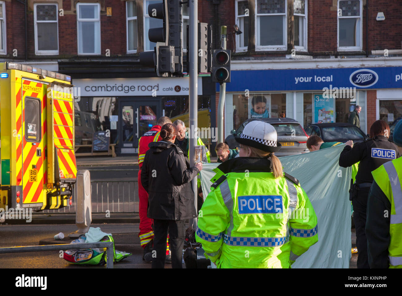 Southport, Merseyside, UK. 11 Dez, 2018. Polizei und Krankenwagen Mannschaften nehmen an schweren Verkehrsunfall in Cambridge Road, wo es gedacht wird, eine schwere Lkw bei einer Kollision mit einem weiblichen Fußgänger die Straße überqueren. Not personal Rendering sofortige Erste Hilfe für die Opfer vor der Evakuierung von Air Ambulance. Credit: MediaWorldImages/Alamy leben Nachrichten Stockfoto