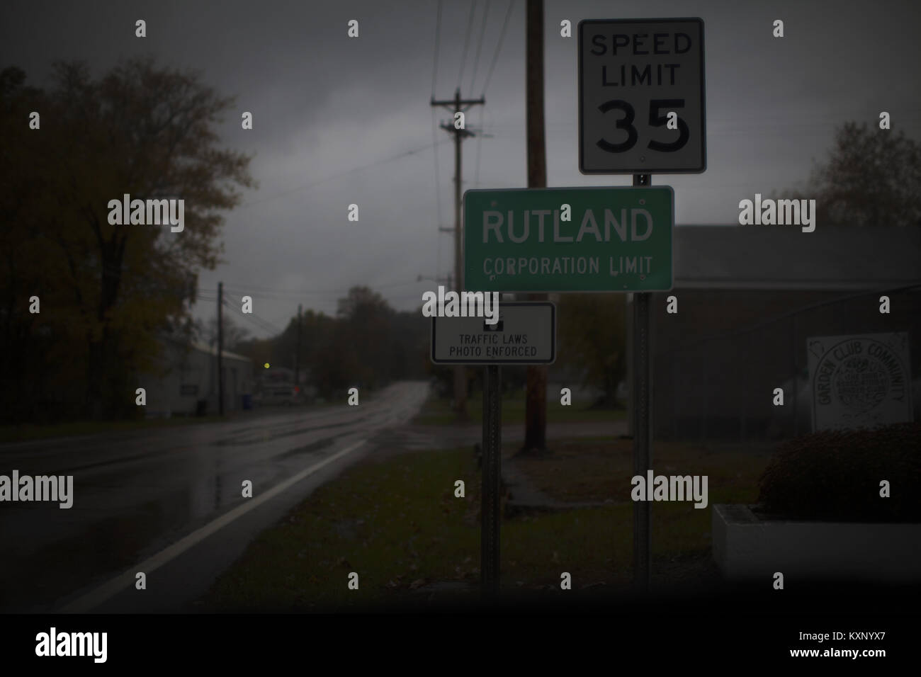 Rutland, OH, USA. 28 Okt, 2017. Skatopia ist ein 88 Hektar großen Skatepark in der Nähe von Rutland, Ohio im Besitz und unter der Leitung von Pro Skater Brewce Martin und sein Sohn Brandon Martin betrieben. Skatopia ist für seine anarchistischen Atmosphäre und jährlichen Musikfestivals Bowl Bash und Backwoods Ausblasen bekannt. Es wurde von einem Schriftsteller als "beschrieben", einem verrückten Chaos, das trifft auf halbem Weg zwischen einer anarchistischen Mad Maxian Thunderdome und eine utopische skateboard Gesellschaft. Michael F. McElroy Credit: Michael Mcelroy/ZUMA Draht/Alamy leben Nachrichten Stockfoto