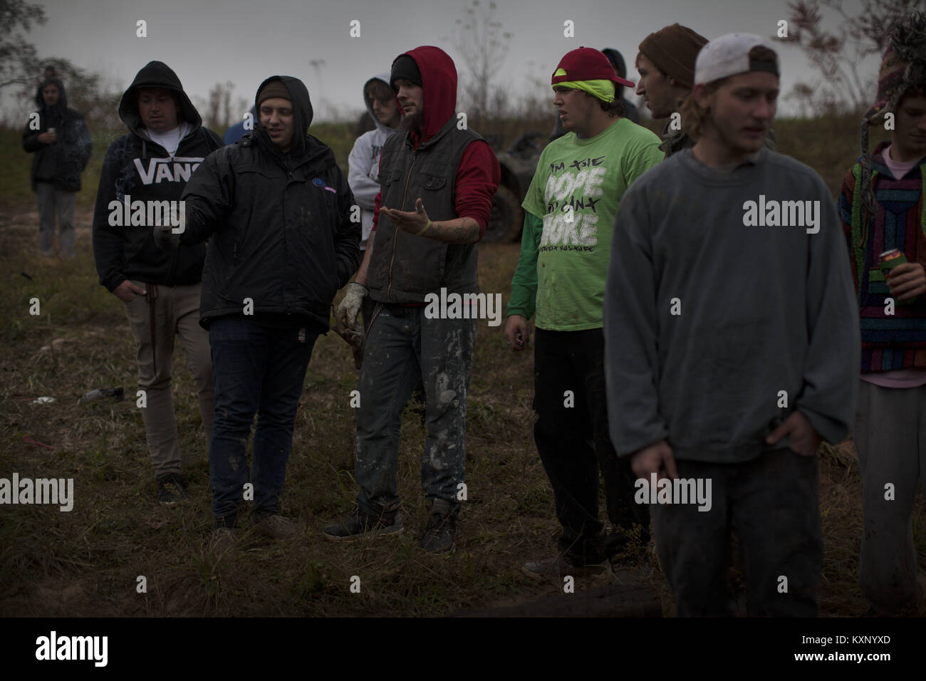 Rutland, OH, USA. 28 Okt, 2017. Skatopia ist ein 88 Hektar großen Skatepark in der Nähe von Rutland, Ohio im Besitz und unter der Leitung von Pro Skater Brewce Martin und sein Sohn Brandon Martin betrieben. Skatopia ist für seine anarchistischen Atmosphäre und jährlichen Musikfestivals Bowl Bash und Backwoods Ausblasen bekannt. Es wurde von einem Schriftsteller als "beschrieben", einem verrückten Chaos, das trifft auf halbem Weg zwischen einer anarchistischen Mad Maxian Thunderdome und eine utopische skateboard Gesellschaft. Michael F. McElroy Credit: Michael Mcelroy/ZUMA Draht/Alamy leben Nachrichten Stockfoto