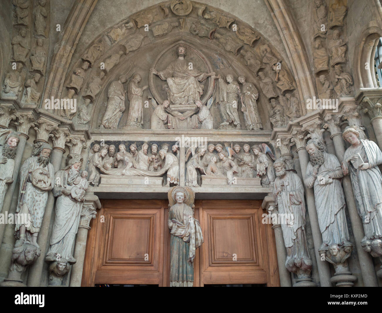 Christus in Pracht, Tympanum über dem Portal der Kathedrale von Lausanne Stockfoto