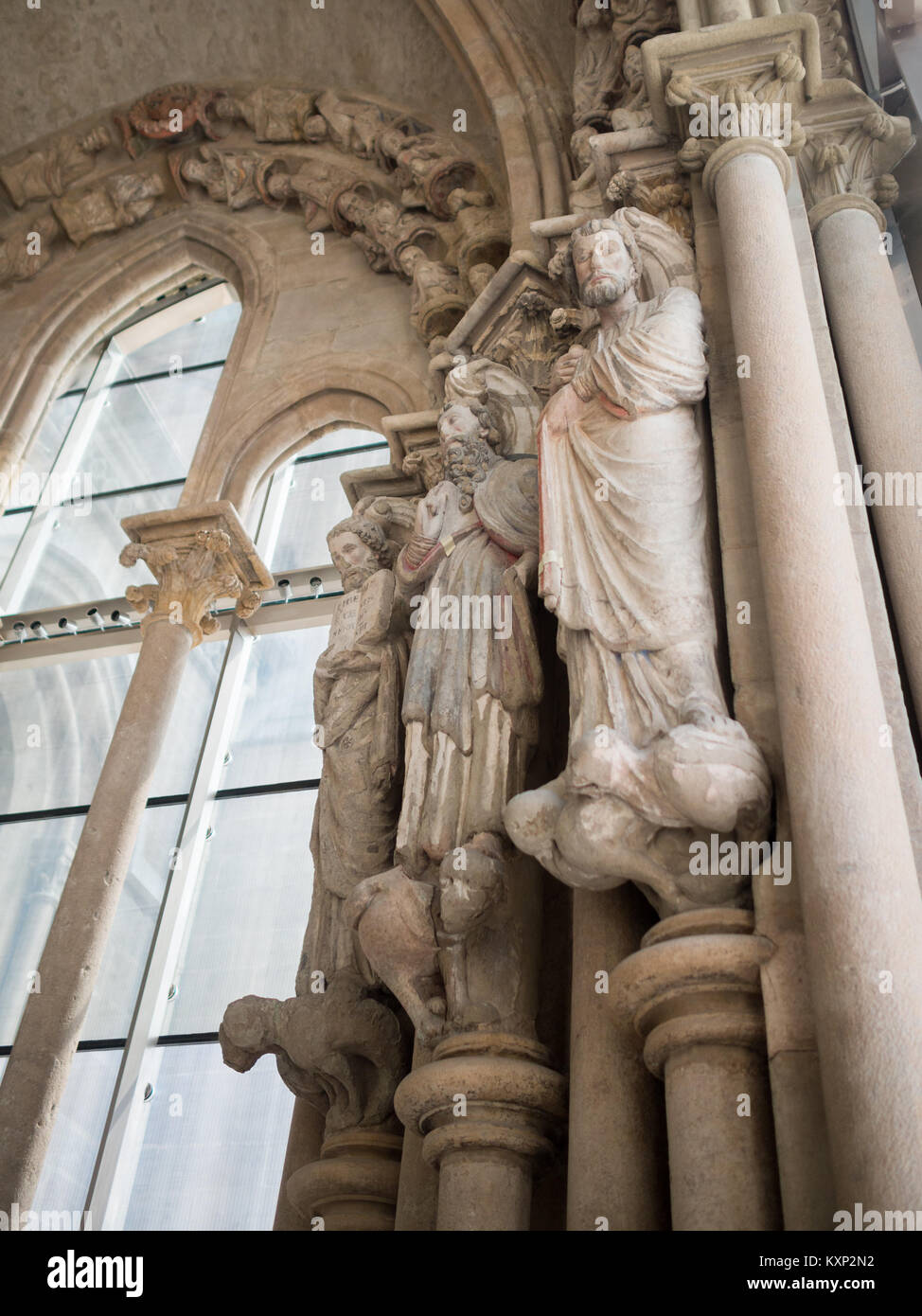 Bemalte Statuen aus dem Süden Tür der Kathedrale von Lausanne Stockfoto