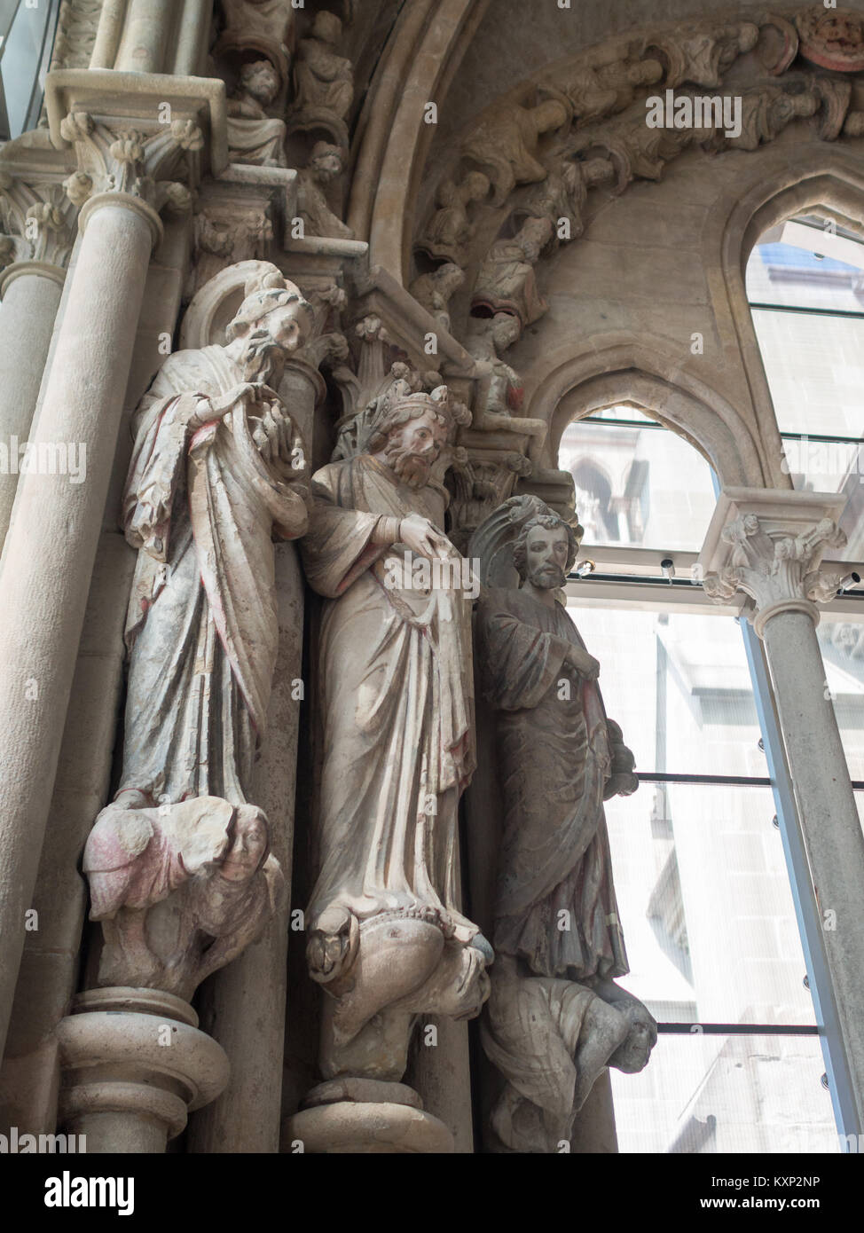 Bemalte Statuen aus dem Süden Tür der Kathedrale von Lausanne Stockfoto