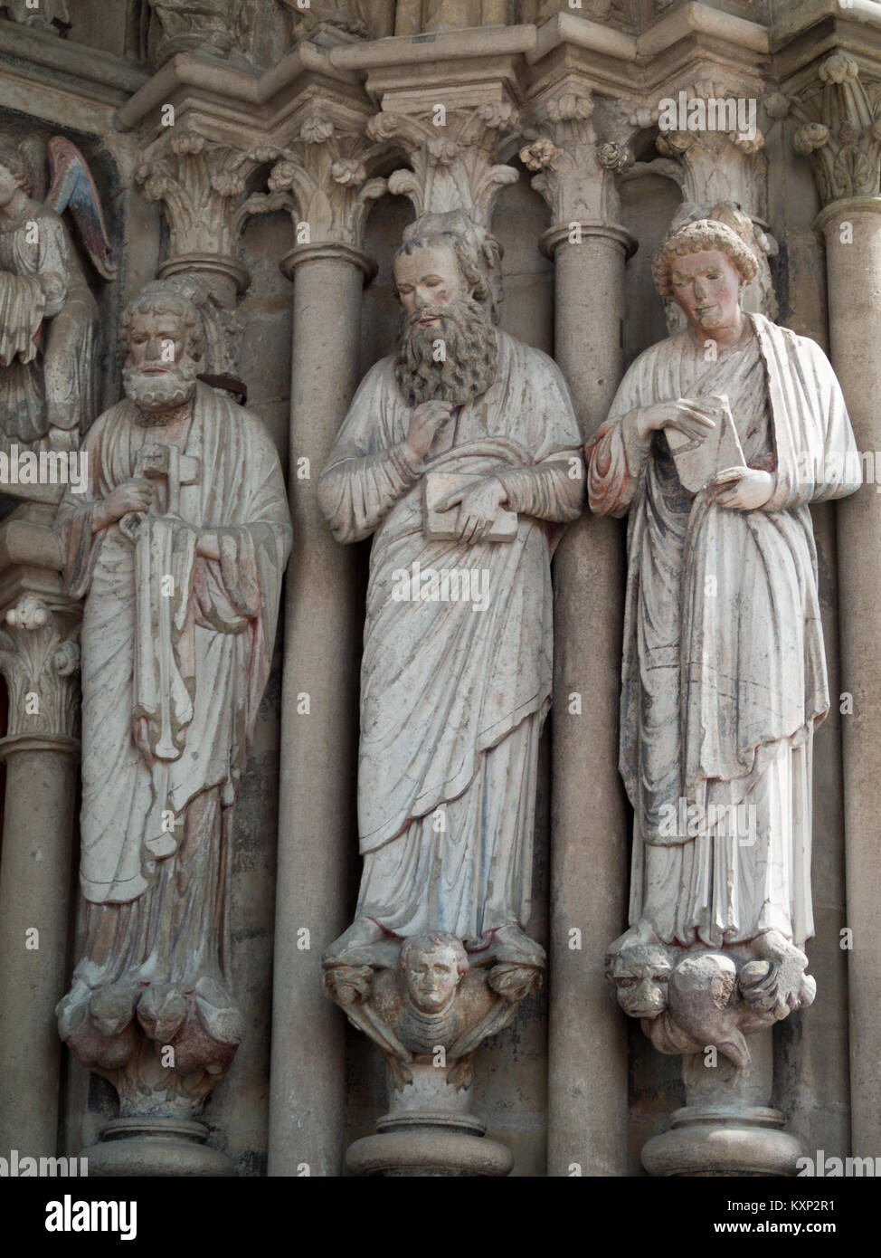 Bemalte Statuen aus dem Süden Tür der Kathedrale von Lausanne Stockfoto