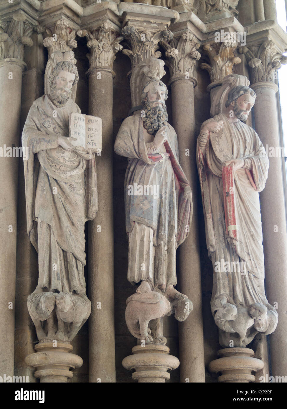 Bemalte Statuen aus dem Süden Tür der Kathedrale von Lausanne Stockfoto