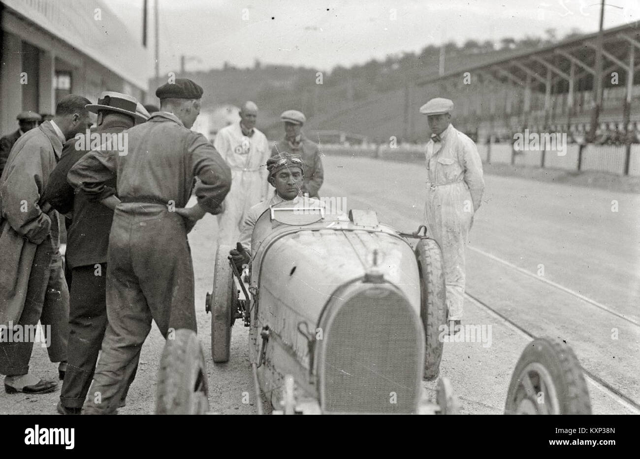 Dieses Foto von der Car-Kutxa Fototeka zeigt ein Hochgeschwindigkeitsrennen auf der Rennstrecke von Lasarte, bei dem Motorsport des frühen 20. Jahrhunderts in Spanien gezeigt wird. Stockfoto