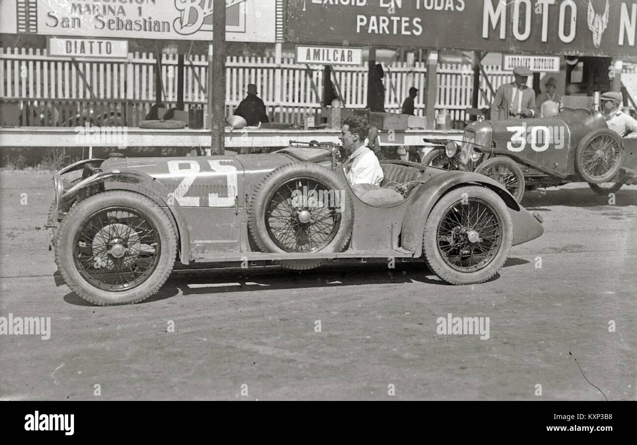 Das Bild zeigt ein historisches Autorennen auf der Rennstrecke Lasarte in Spanien, das die aufregende Atmosphäre und Geschwindigkeit des Motorsports des frühen 20. Jahrhunderts unterstreicht. Das Rennen fängt die Intensität und Spannung des Events ein. Stockfoto