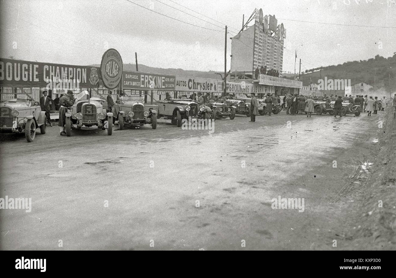 Dieses Bild zeigt eine Rennveranstaltung auf dem Lasarte Circuit, Teil der Carrera Automovilistica-Serie. Die Veranstaltung stellt einen bedeutenden Teil der Geschichte des Motorsports dar, insbesondere in der spanischen Rennszene, mit Schwerpunkt auf Leistung und Wettbewerb. Stockfoto