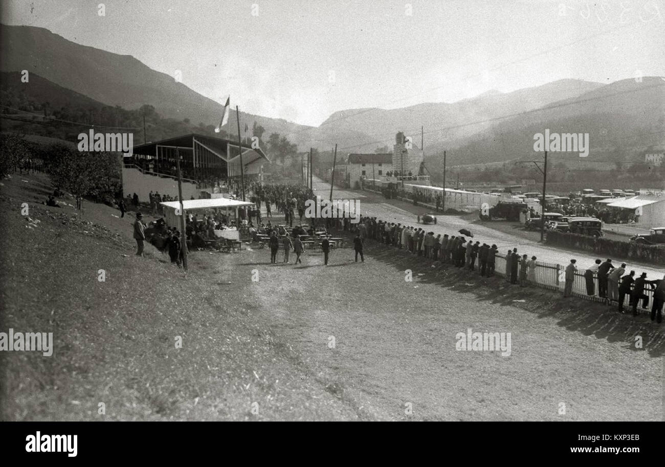 Dieses Bild zeigt ein historisches Automobilrennen, das auf der Rennstrecke Lasarte in Spanien ausgetragen wurde. Die Veranstaltung ist Teil des Motorsport-Vermächtnisses der Region und unterstreicht ihre Bedeutung in der frühen Renngeschichte. Stockfoto