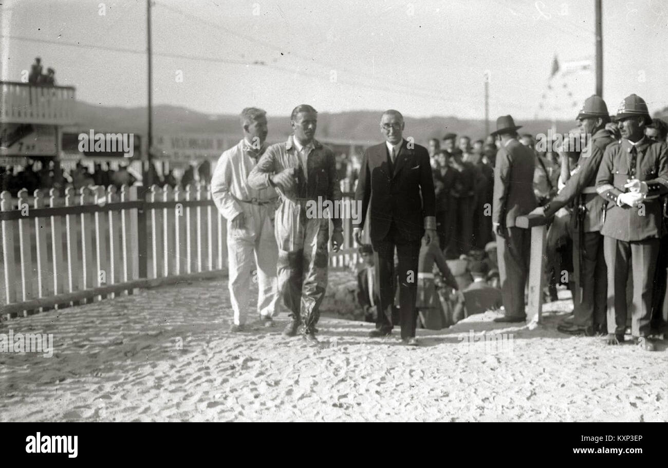 Dieses historische Bild zeigt ein Automobilrennen auf dem Lasarte Circuit, das die frühe Entwicklung des Rennsports in Spanien und die kulturelle Bedeutung des Motorsports zeigt. Stockfoto