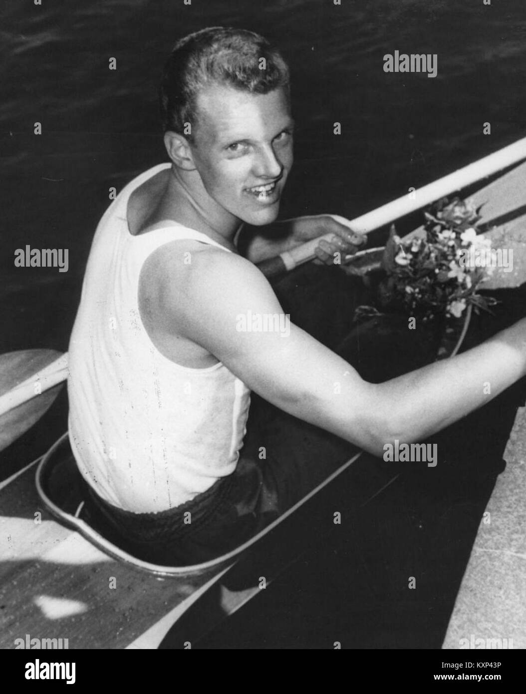 Foto von Erik Hansen, Kanu, zeigt ihn 1960 in einem Kanu und hebt Sportkleidung, Wasser und Paddelaktionen hervor. Stockfoto