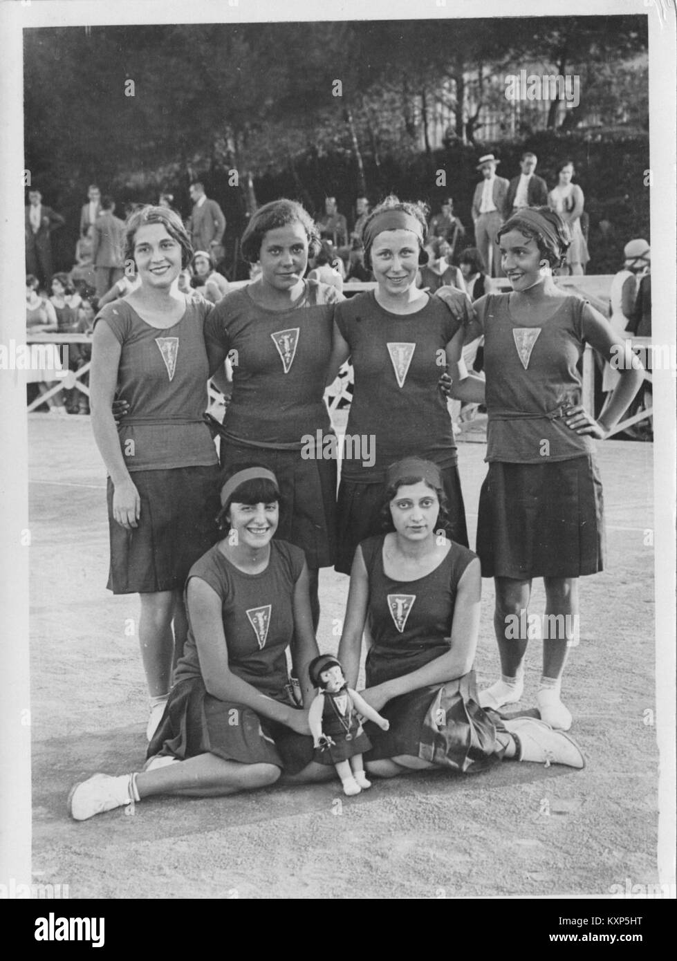 Dieses Foto zeigt die Basketballmannschaft der Frauen des Club Femení i d'Esports de Barcelona im Jahr 1930. Das Bild fängt die Anfänge des Frauenbasketballs in Spanien ein und unterstreicht die Teilnahme des Teams an lokalen Sportarten. Stockfoto