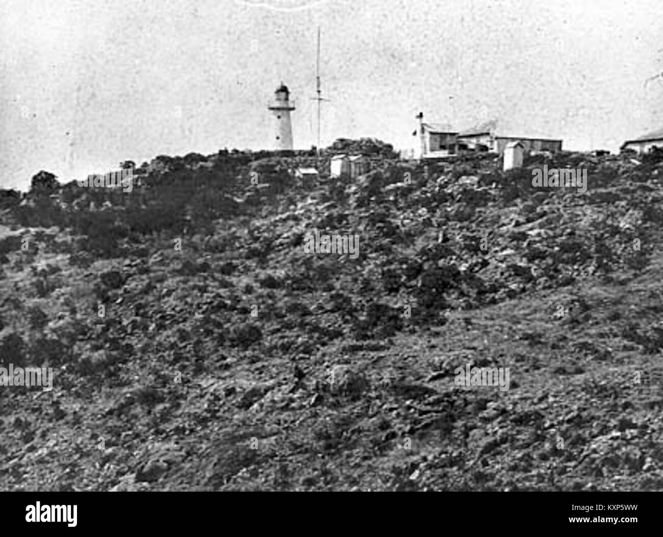 Cape Cleveland Light, das sich an der Nordspitze von Cape Cleveland in Queensland, Australien befindet, wurde 1879 erstmals beleuchtet. Der Leuchtturm wurde aus einem Holzrahmen mit verzinktem Eisen gebaut und ist 36 Meter hoch und hat eine Brennhöhe von 210 Metern. Sie dient als Navigationshilfe für Schiffe, die in die Cleveland Bay einfahren, mit einer VRB-25 Linse und einer solarbetriebenen Halogenlampe. Die Stätte ist denkmalgeschützt und wird von der Australian Maritime Safety Authority verwaltet. Stockfoto