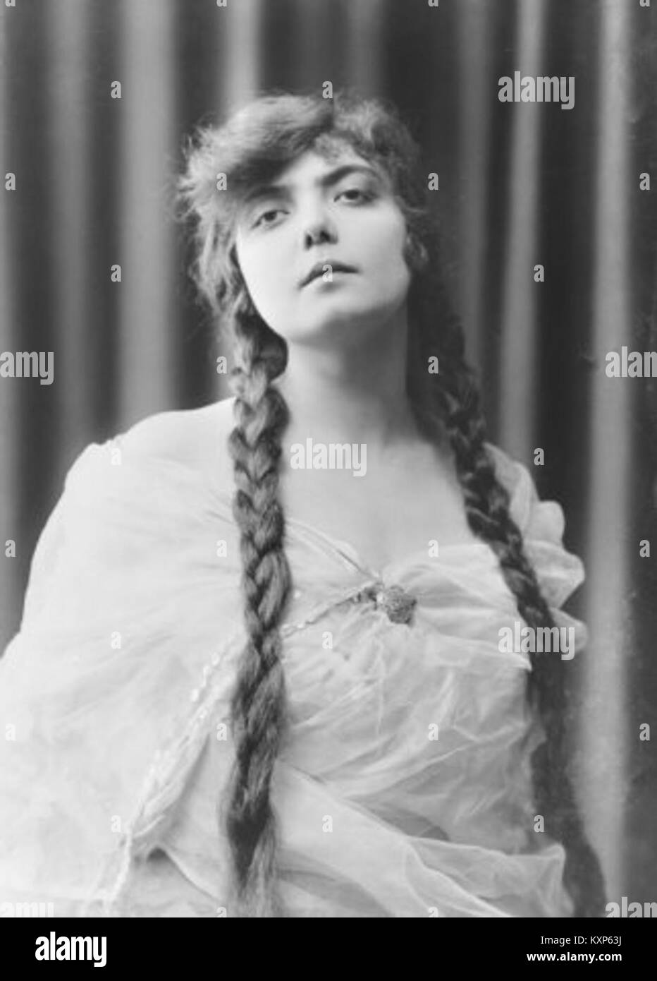 Dieses Foto zeigt Concepció „Conxita“ Supervia i Pascual, eine berühmte spanische Opernsängerin. Das Bild fängt ihr Porträt ein und unterstreicht ihre Bedeutung in der spanischen Musik- und Opernszene. Stockfoto