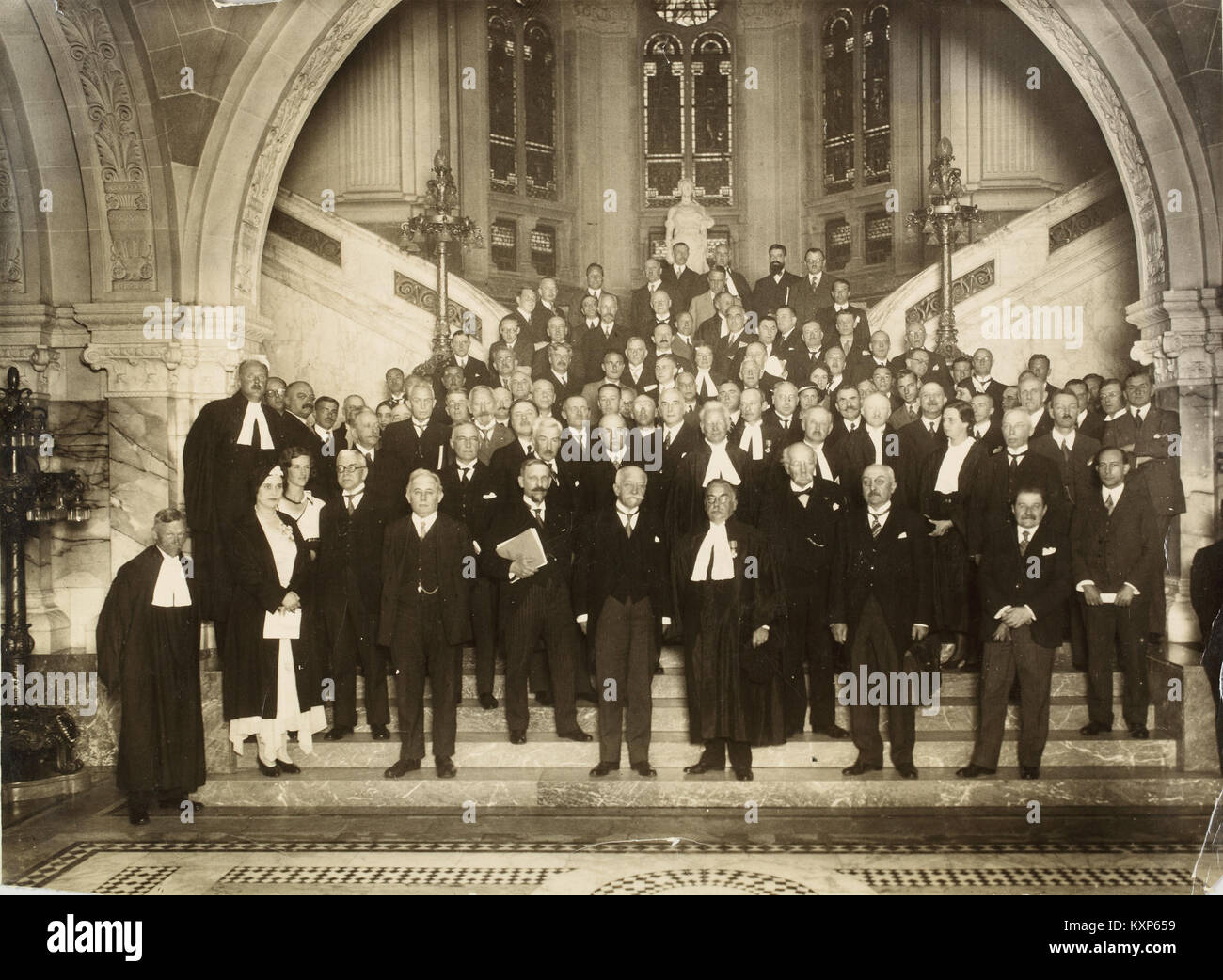 Foto des Kongresses des Internationalen Anwaltsverbandes 1931 in Luxemburg, der Delegierte, den Konferenzsaal und die professionelle Interaktion zeigt. Stockfoto