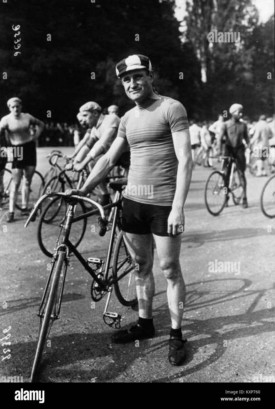 Charles Deruyter, ein belgischer Radfahrer, nahm 1921 am Critérium des AS teil, einem professionellen Straßenradrennen in Frankreich, das den europäischen Rennsport Anfang des 20. Jahrhunderts demonstrierte. Stockfoto