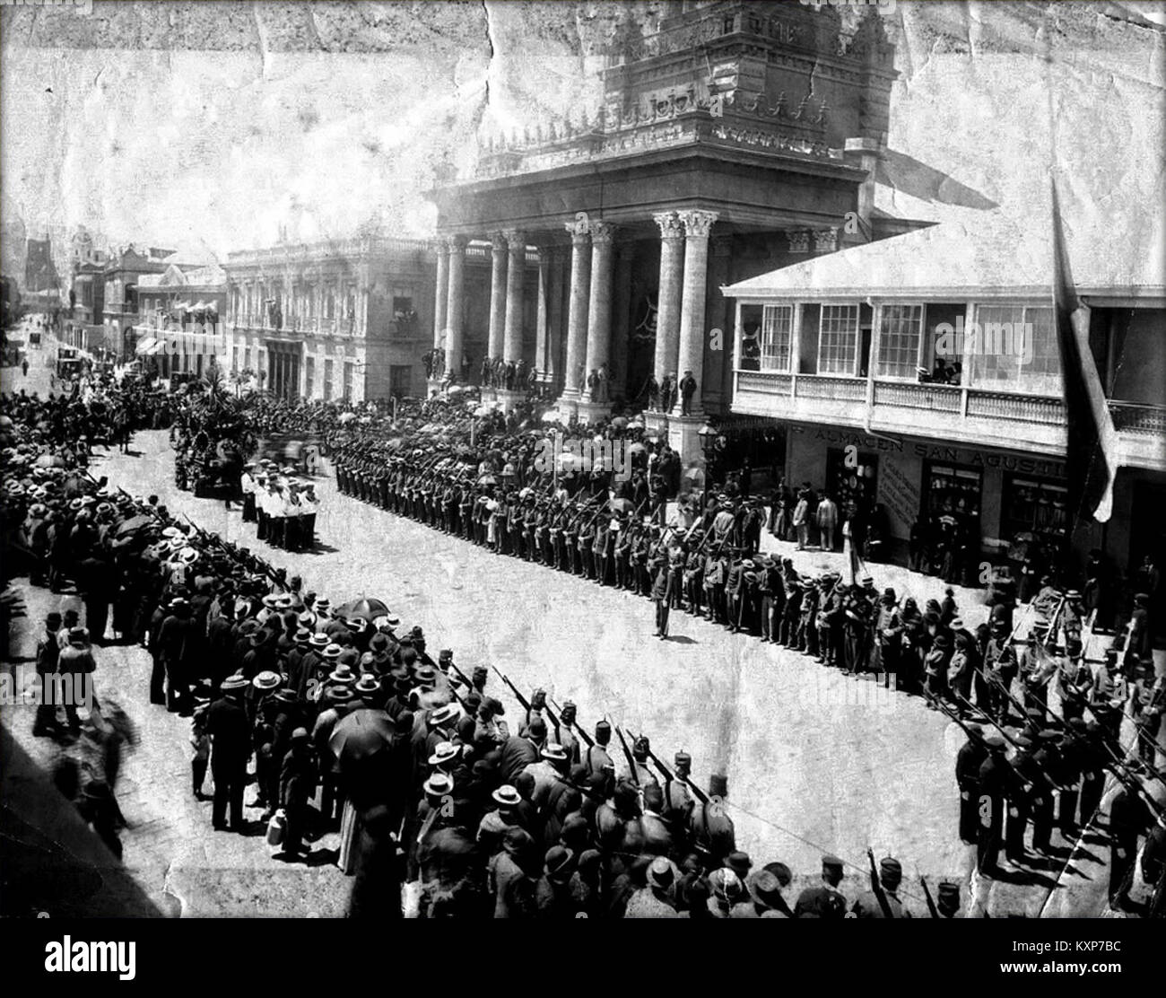 Die Begräbnisprozession von Arturo Prat Chacón in Valparaíso, Chile, 1888. Das Cortege führt an der ehemaligen Kirche des Heiligen Geistes in der Victoria Street vorbei, was ein bedeutendes nationales Ereignis darstellt. Stockfoto