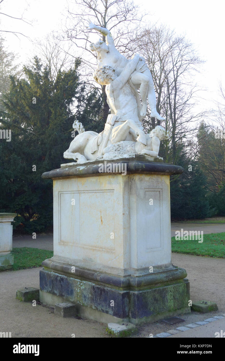 Skulptur „Centaur Group (South)“ von Antonio Corradini im Großen Garten Dresden, Deutschland, die mythologische Figuren in europäischer Kunst des 18. Jahrhunderts darstellt. Stockfoto