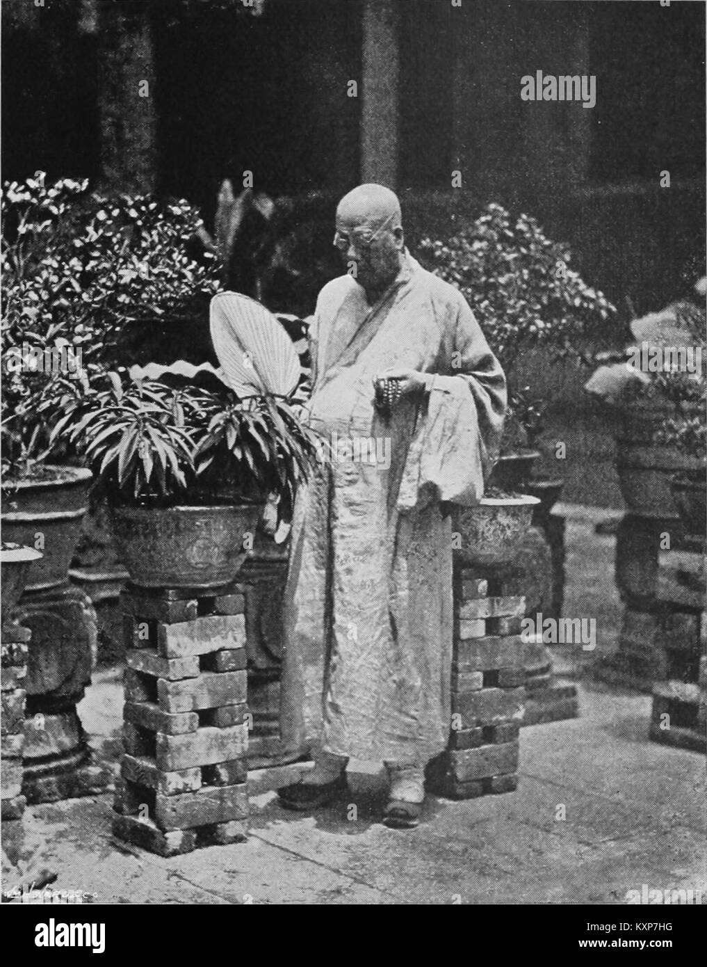 Ein buddhistischer Mönch ist Mitglied eines Klosterordens im Buddhismus, der sich der Praxis spiritueller Disziplinen, Meditation und dem Lehren buddhistischer Prinzipien widmet. Stockfoto