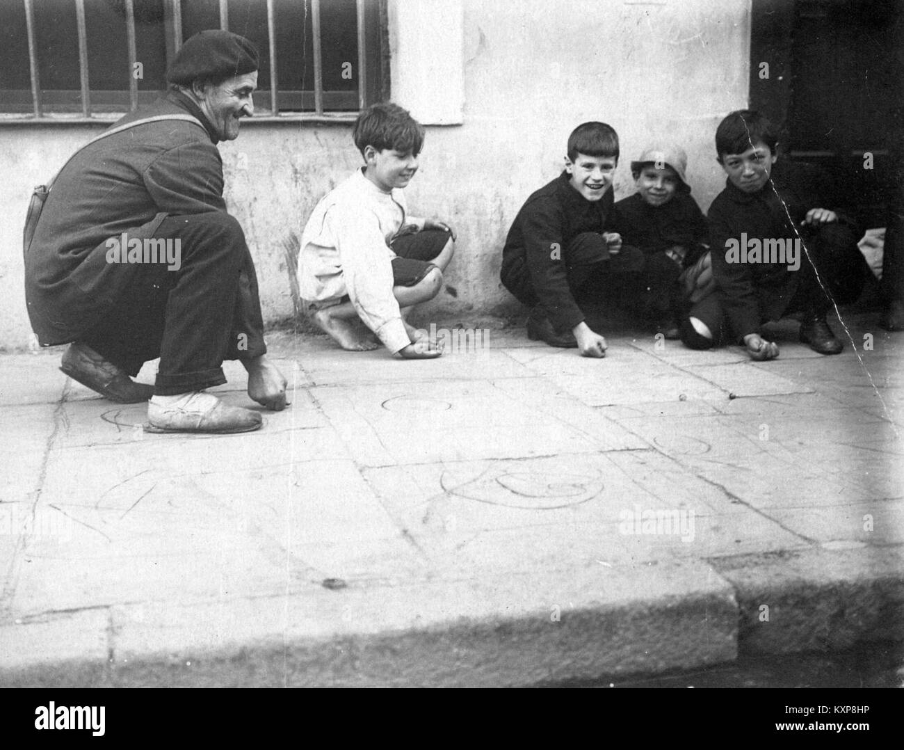 Buenos Aires - Niños jugando a las bolitas de La Vereda (1911) Stockfoto