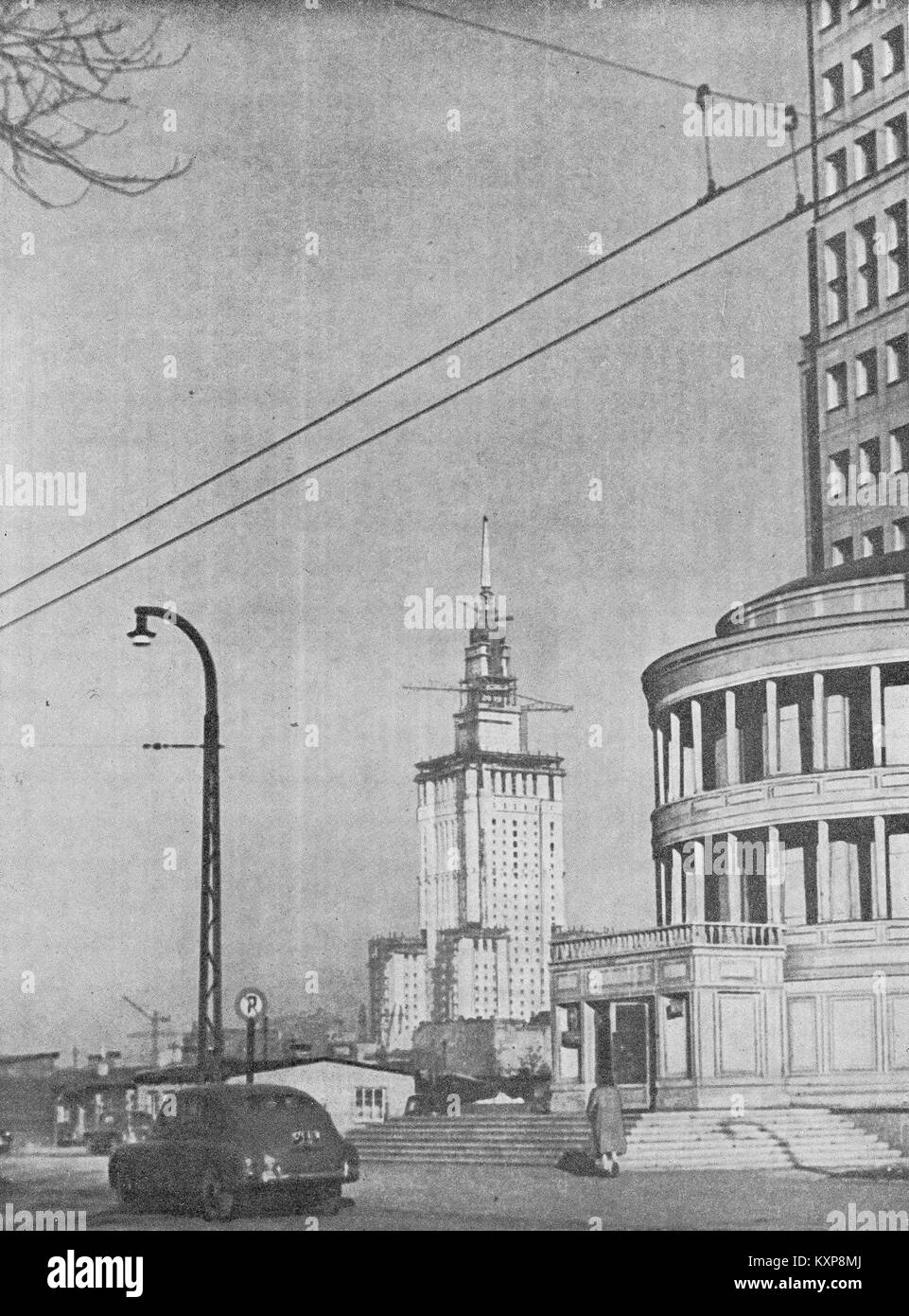 Dieses Foto zeigt den Bau des Palastes für Kultur und Wissenschaft in Warschau, Polen, und veranschaulicht architektonische Entwicklung, Stadtplanung und historische Sehenswürdigkeiten. Stockfoto