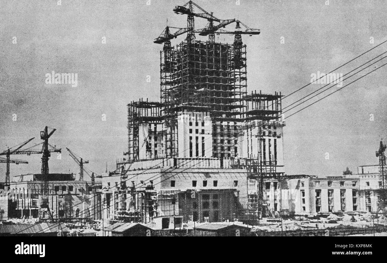 Der Palast für Kultur und Wissenschaft in Warschau, Polen, wurde 1955 fertiggestellt und repräsentiert die sozialistische, realistische Architektur und bleibt ein bedeutendes kulturelles und historisches Wahrzeichen. Stockfoto