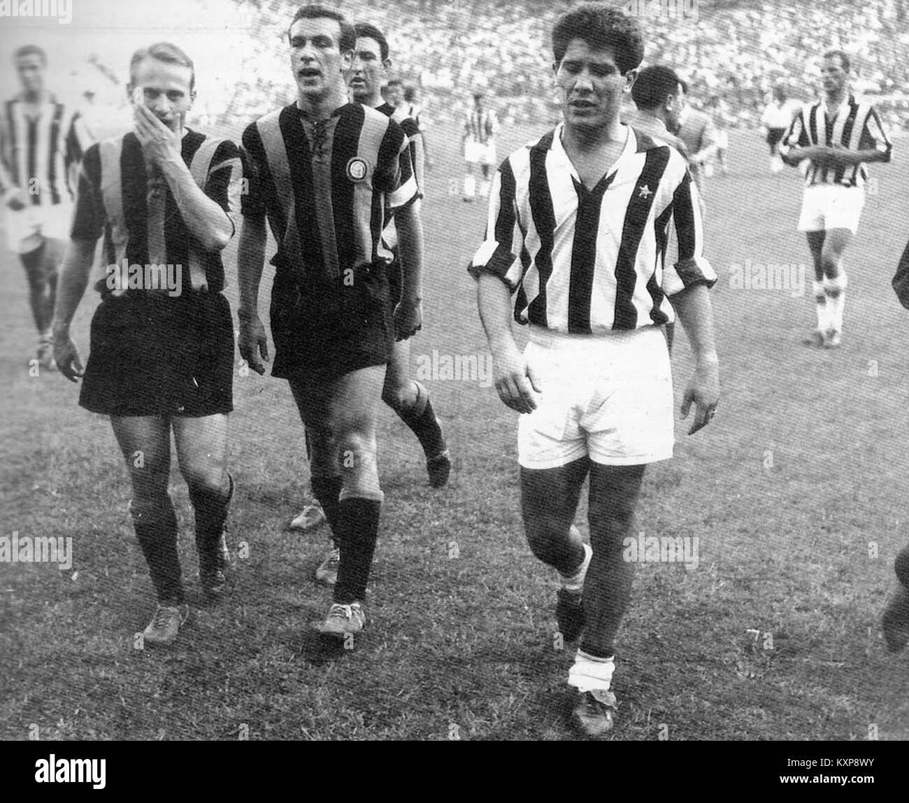 Im Finale von Coppa Italia 1958-59 waren Inter Mailand und Juventus FC zu den Spielern Nicolò, Bicicli, Angelillo, Firmani, Svori und Charles in einem entscheidenden italienischen Fußballspiel. Stockfoto