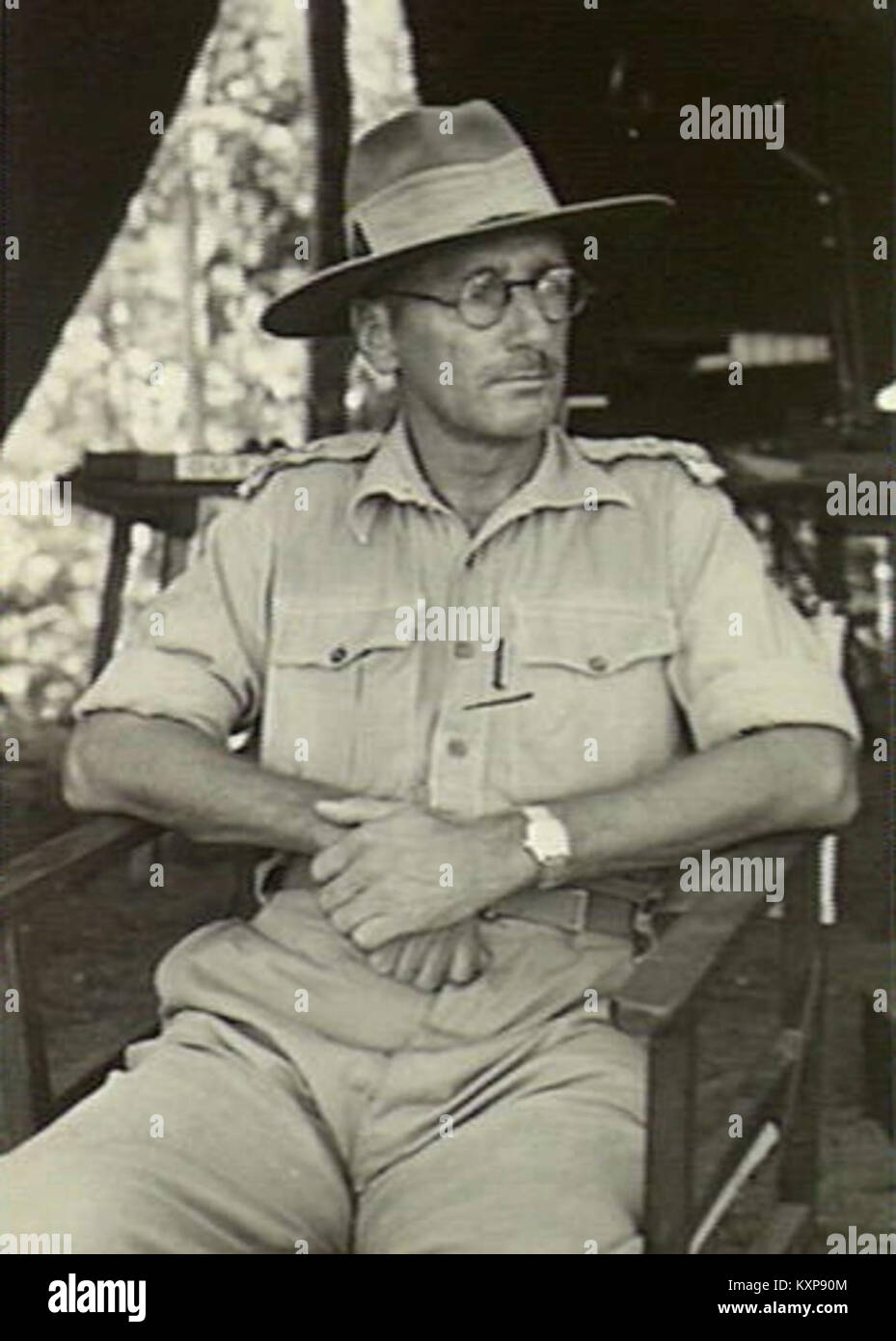 Dieses Foto zeigt Brigadier R.J.H. Risson DSO, OBE, während seines Dienstes im Finschhafen in Neuguinea im Jahr 1944. Es fängt einen Moment aus dem Zweiten Weltkrieg ein und unterstreicht seine militärische Rolle und seine Beteiligung im pazifischen Theater. Stockfoto