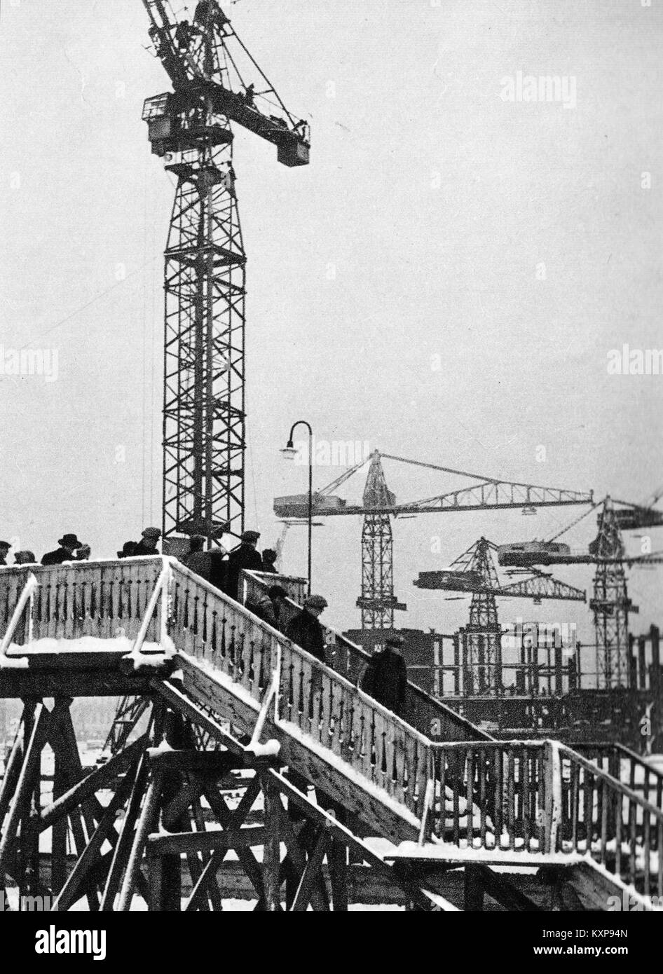 Dieses Foto zeigt den Bau des Palastes für Kultur und Wissenschaft in Warschau, Polen, von einer Aussichtsplattform aus gesehen im Jahr 1952, und veranschaulicht den Bauprozess und die architektonische Dimension. Stockfoto
