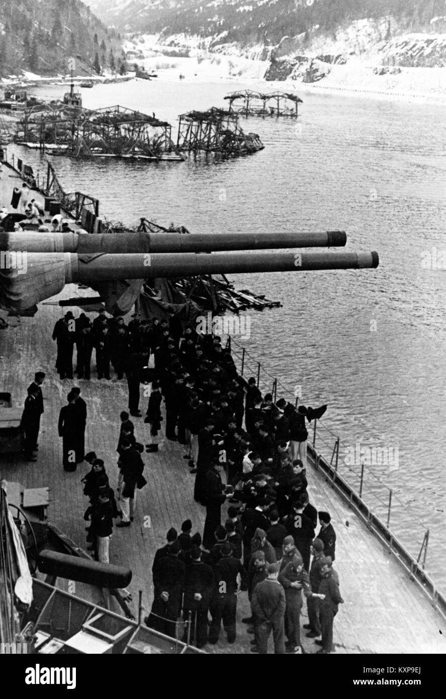 Das Schlachtschiff Tirpitz, ein Kriegsschiff aus dem Zweiten Weltkrieg, wird mit seinen großkalibrigen Kanonen gezeigt, die die Marineschützkraft und die Militärtechnik der damaligen Zeit demonstrieren. Stockfoto