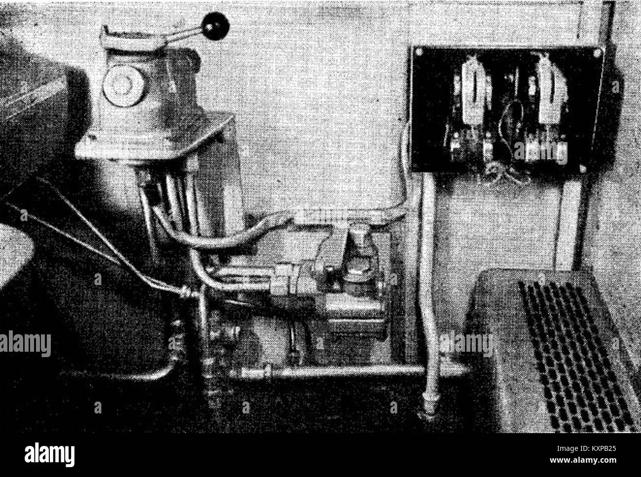 Abbildung der Zugbremssysteme EN57 in der Kabine des Ingenieurs mit Komponenten, die für Betrieb und Sicherheit von entscheidender Bedeutung sind. Stockfoto