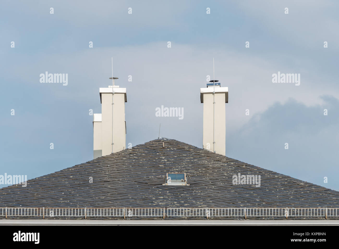 Moderne Schalbrett Haus Mit Kamin Und Blitzableiter Stockfoto