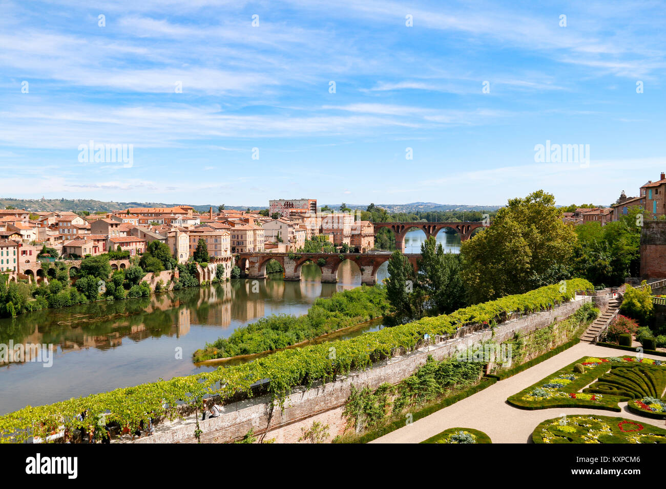 Albi, Tarn, Royal, Frankreich. Blick auf den Fluss Tarn und die Pont Vieux von den Gärten des Palast Berbie. Stockfoto