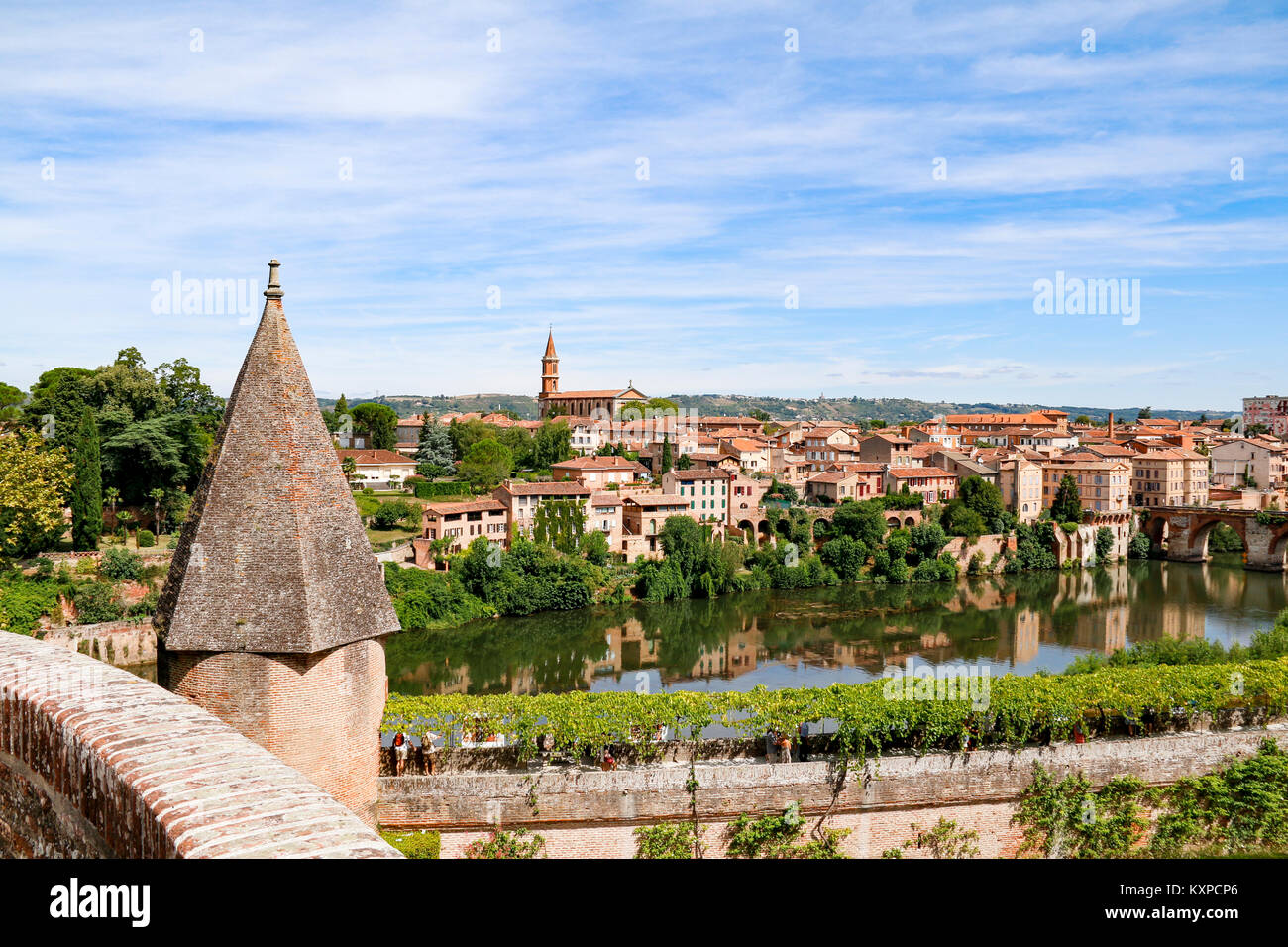 Albi, Tarn, Royal, Frankreich. Blick auf den Fluss Tarn von den Gärten des Palast Berbie. Stockfoto