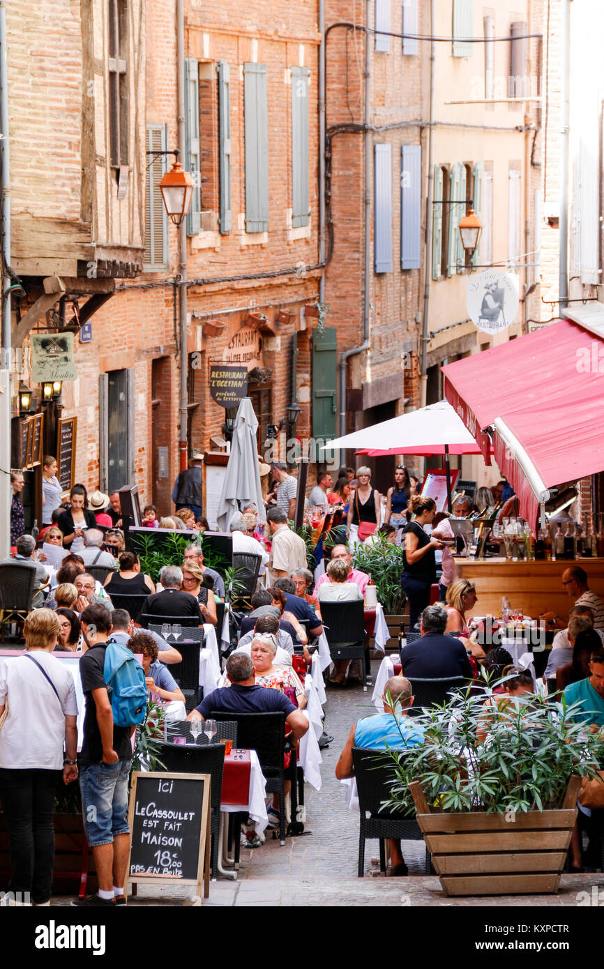 Albi, Tarn, Royal, Frankreich. Diners Essen außerhalb des Restaurants in der Rue de la Piale. Stockfoto