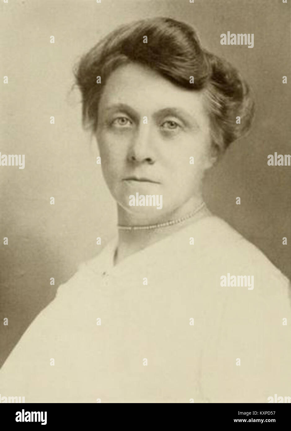 Dieses Foto von Kajiwara zeigt Edna Fern und zeigt ihr Aussehen, ihre Kleidung und ihre Präsenz in der Gesellschaft des frühen 20. Jahrhunderts. Stockfoto