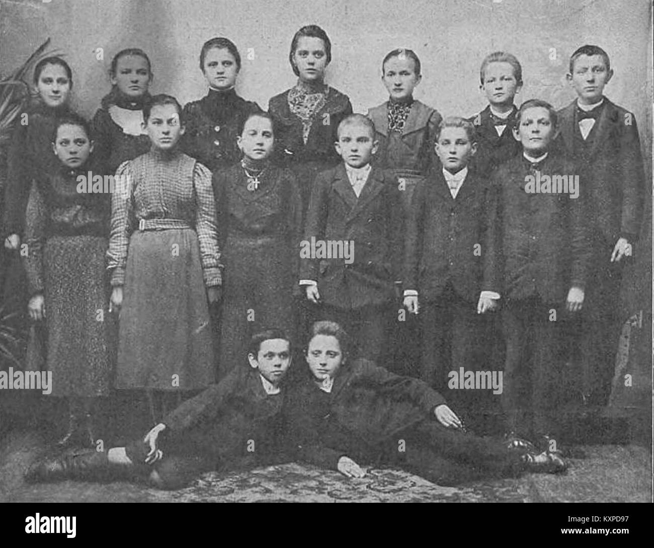 Dieses Foto zeigt eine Gruppe von Schülern in Września, Polen, vom 20. Mai 1901. Das Bild zeigt die Bildung und das soziale Leben des frühen 20. Jahrhunderts in Polen. Stockfoto