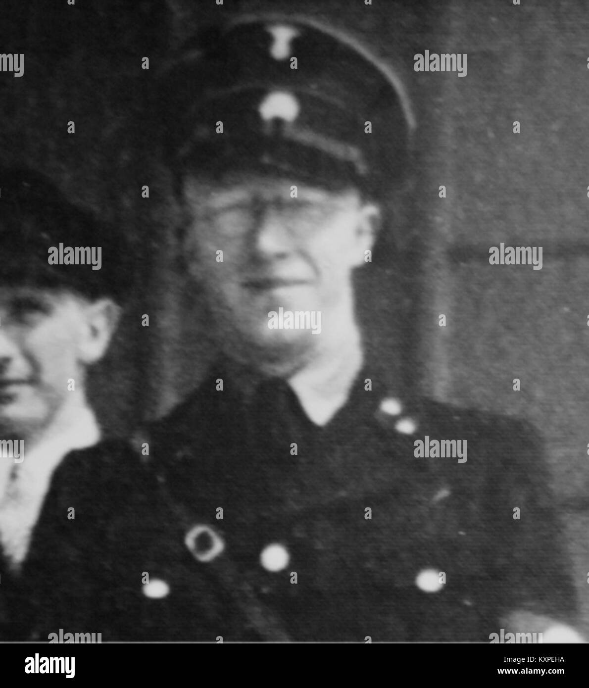 Bruno Muller diente während des Zweiten Weltkriegs als SS-Obersturmbannführer, einem hochrangigen Offizier des NS-Regimes. Seine Rolle in der SS stellt ihn in den Kontext der militärischen und politischen Geschichte während des Krieges. Stockfoto