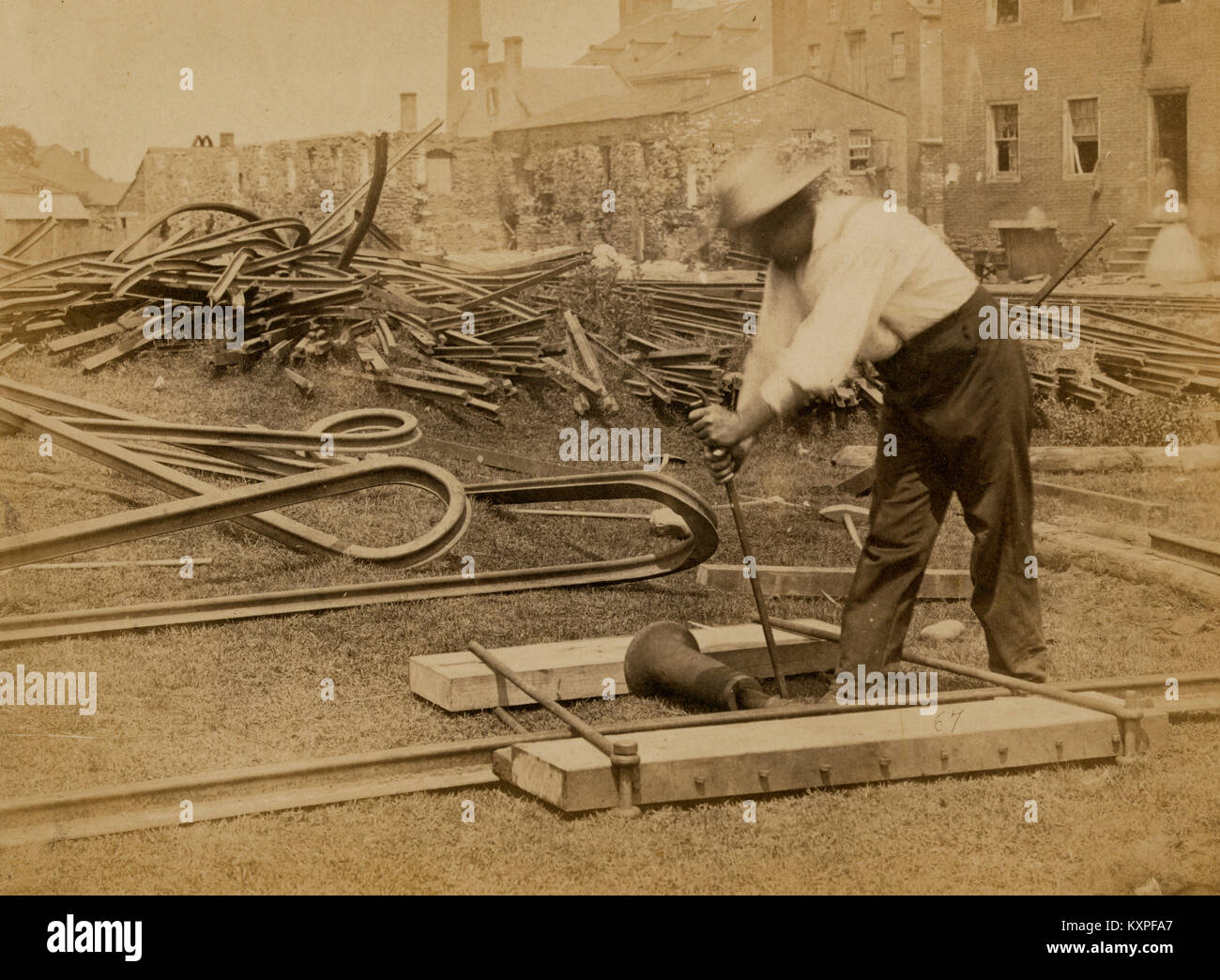 Eisenbahn-Bauarbeiter Begradigung Track; Haufen von verdrehten Schienen im Hintergrund. 1862 / 63 Stockfoto