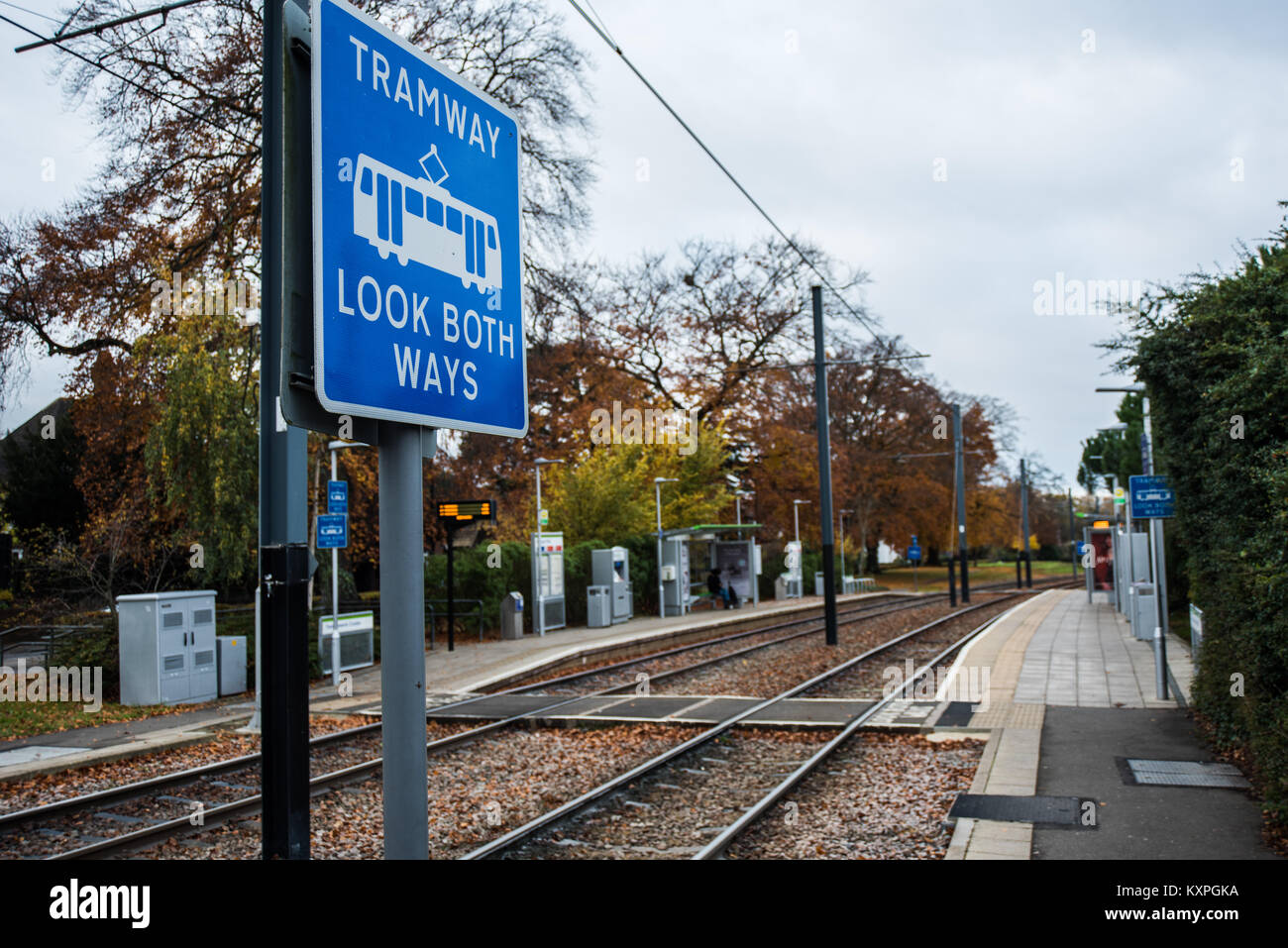 Grüne Tram in Croydon, mit der Straßenbahn sehen beide Seiten zeigen Titel und Plattformen Stockfoto