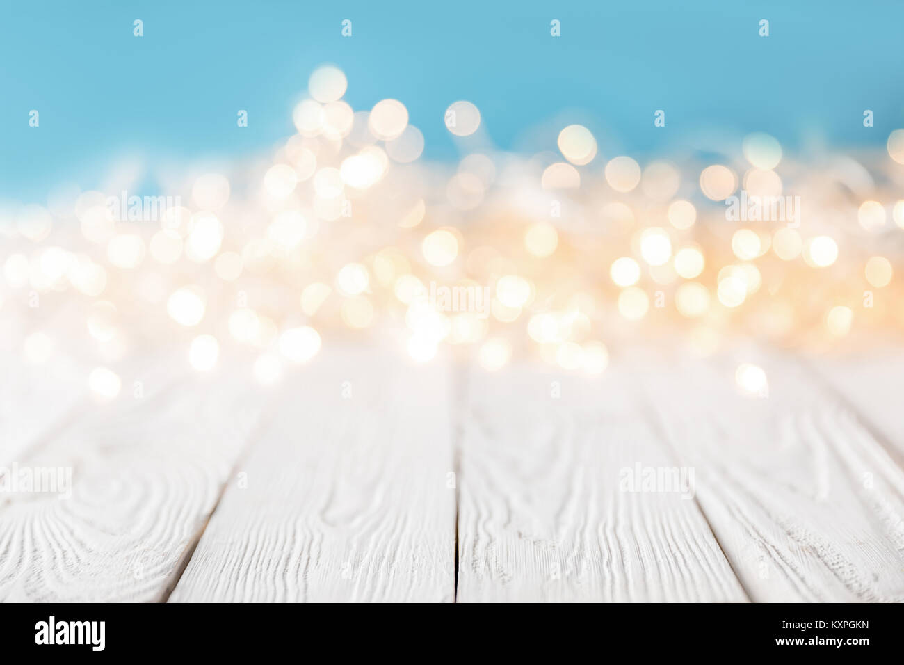 Helle verschwommen Lichter auf weißem Holz- Oberfläche, Weihnachten Textur Stockfoto