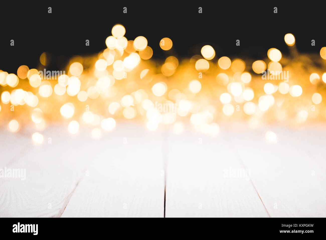 Festliche bokeh leuchtet auf weißem Holz- Oberfläche, Weihnachten Hintergrund Stockfoto