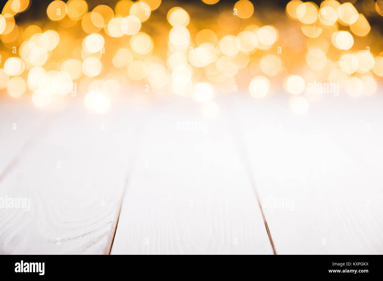 Magische verschwommen Lichter auf weißem Holz- Oberfläche, Weihnachten Textur Stockfoto